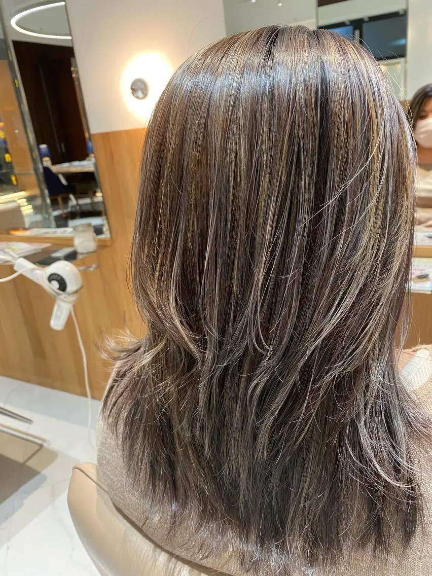 セミロング カラー ハイライトカラー 3Dハイライト ハイライト カット ヘアカラー トリートメント 谷合 貴志のヘアスタイル