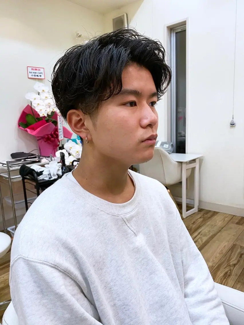 ショート パーマ メンズ センターパート メンズパーマ スパイラルパーマ カット パーマ 三瓶 智広のヘアスタイル