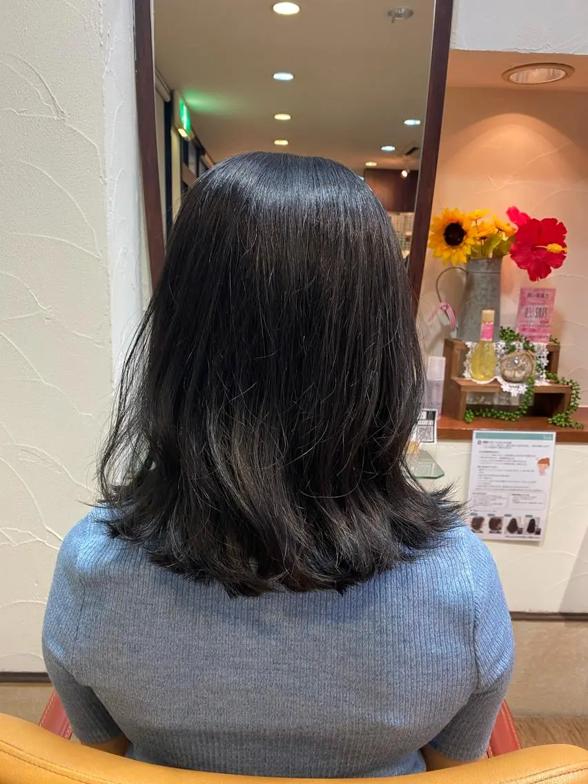 ミディアム カラー 黒髪 ブリーチ ブルーカラー 透明感カラー サプリームヘア 飯田みち瑠のヘアスタイル