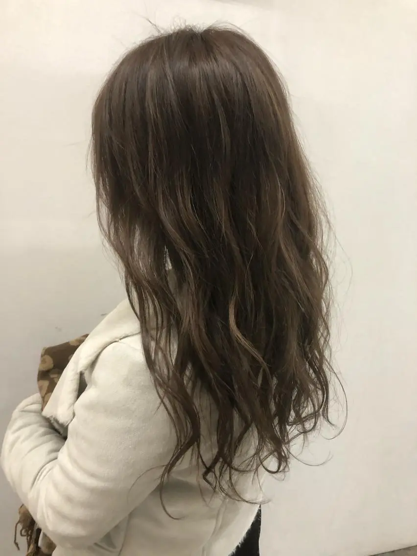 セミロング カラー バレイヤージュ グレージュ ハイライトカラー ハイライト レイヤーカット 東條 克義のヘアスタイル