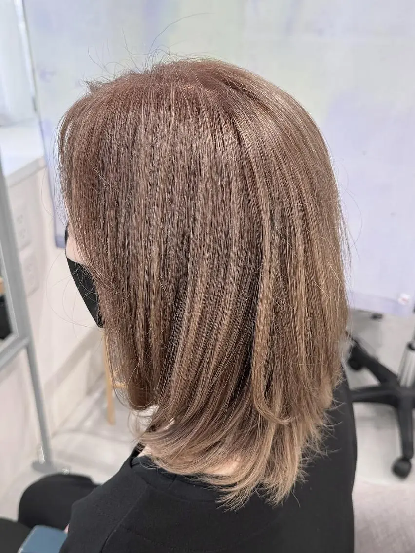 ミディアム 卒業式のヘアスタイル ハイライト カット ヘアカラー 白髪ぼかし×ショート 稲垣 圭祐のヘアスタイル