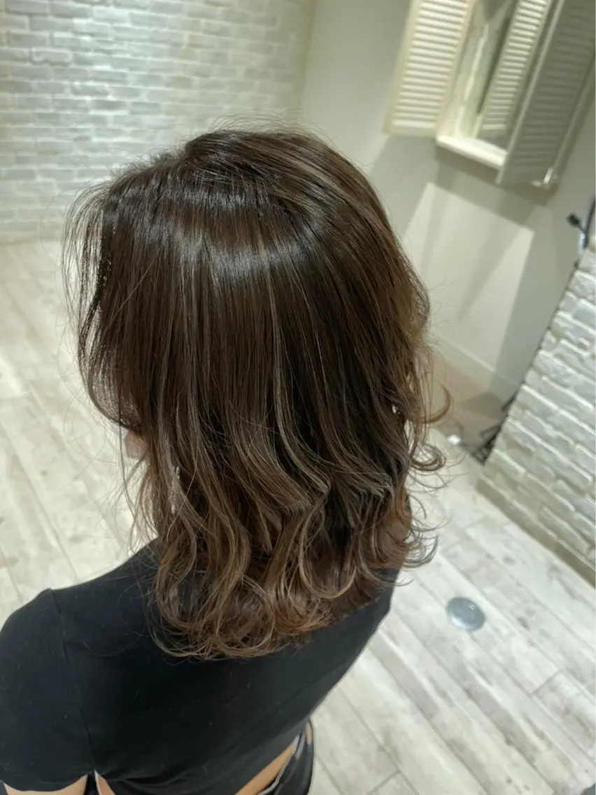 ミディアム カラー ハイライトカラー ハイライト 曲がる縮毛矯正 LIBER 　岩名のヘアスタイル