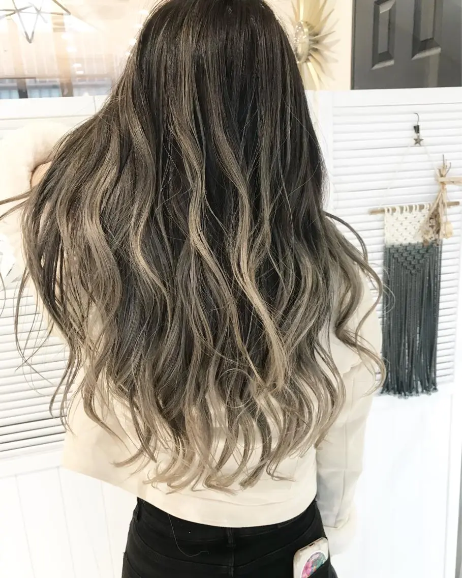 ロング カラー バレイヤージュ レイヤーカット ブリーチカラーレイヤ ーカット🦋annaのヘアスタイル