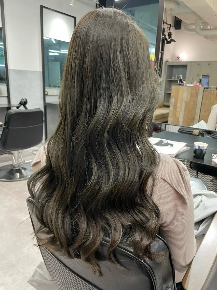 ロング カラー グレージュ ハイライトカラー オリーブグレージュ オリーブグレー ハイライト ツノダ ルカのヘアスタイル