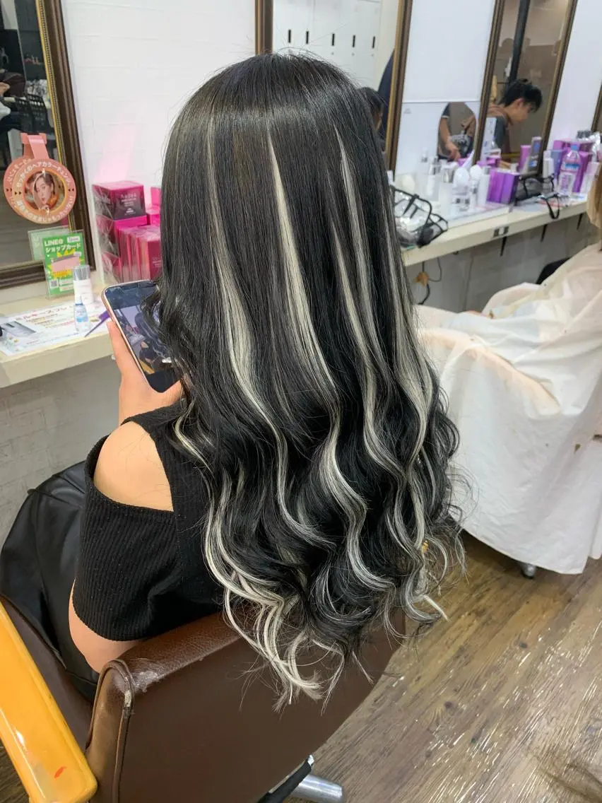 ロング カラー 黒髪 ハイライトカラー シルバー エクステ ハイライト カット ヘアカラー エクステ 🌸U-topia 🌸伊藤穂乃花🌸のヘアスタイル