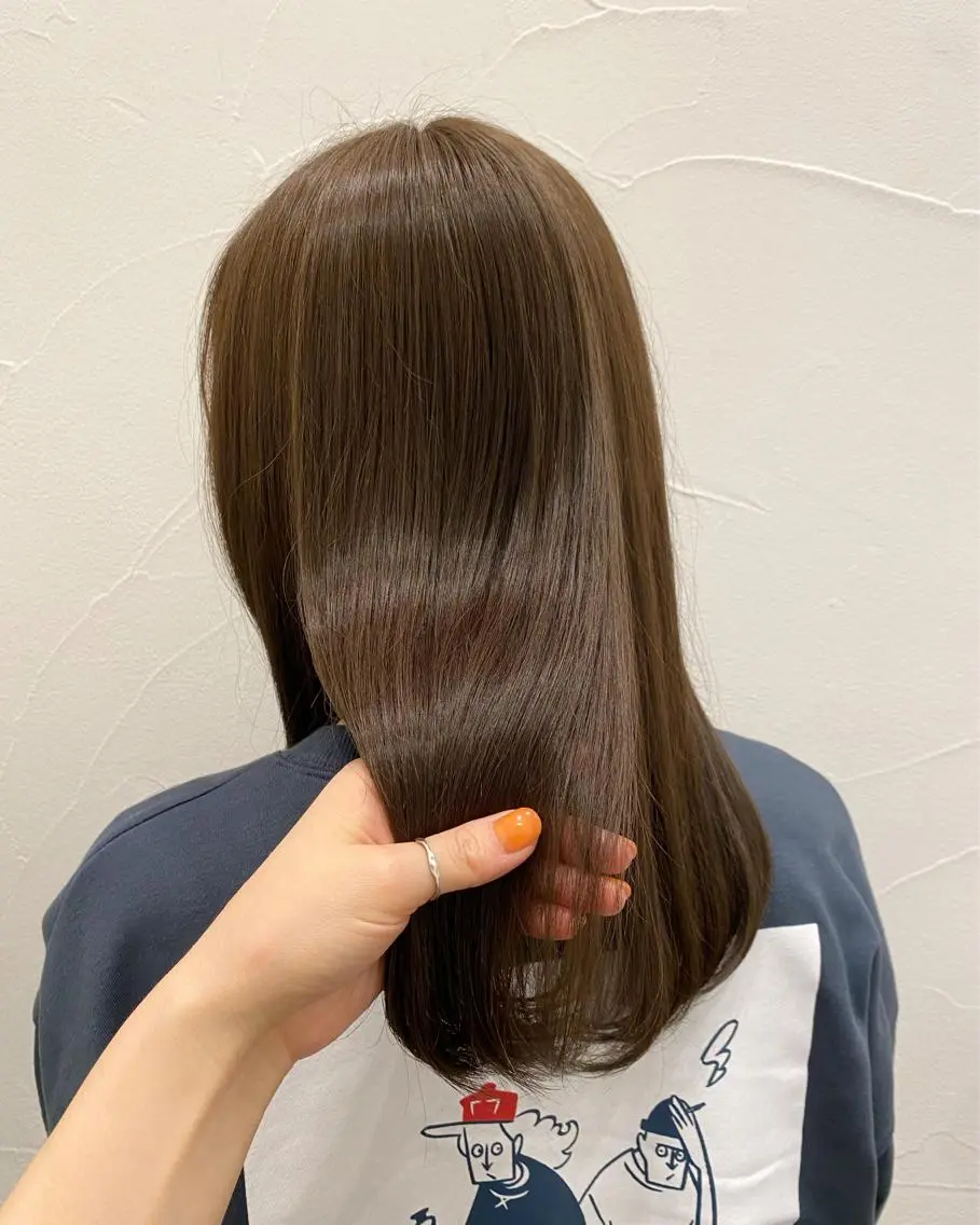 セミロング カラー ベージュカラー イルミナカラー オリーブベージュ Ash中目黒店 榊間茜のヘアスタイル