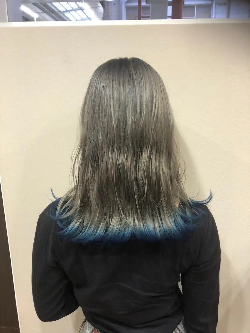 セミロング カラー ブリーチ ブルーカラー シルバー 東條 克義のヘアスタイル