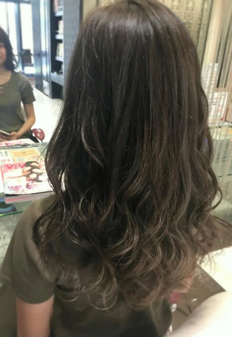 ロング カラー ヘアアレンジ アッシュ グレージュ ハイライトカラー ハイライト 秋山 幸太のヘアスタイル