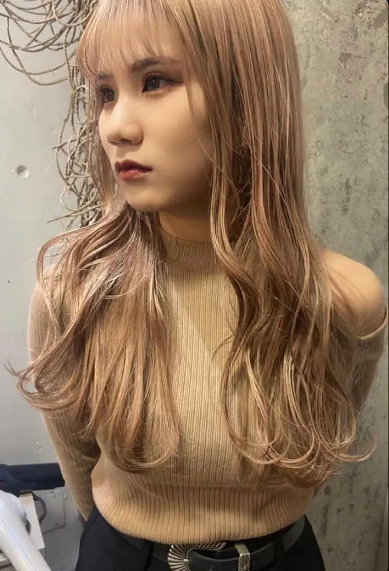 ロング カラー ベージュカラー ブリーチ ハイトーンカラー ハイトーンベージュ ロング 松尾太樹 【pia】福岡美容室のヘアスタイル