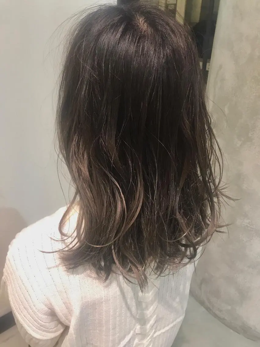 セミロング カラー バレイヤージュ グラデーションカラー ラベンダーカラー シルバー レイヤーカット 松村 崇弘のヘアスタイル