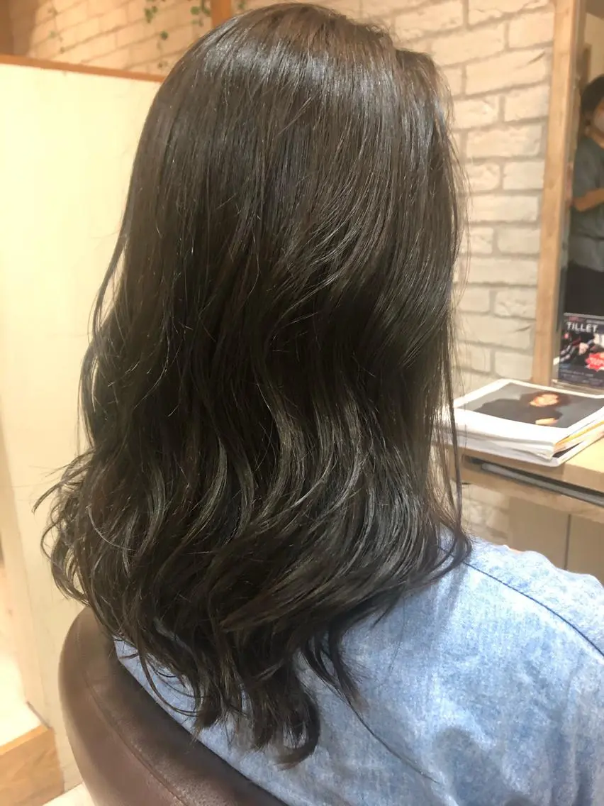 ロング カラー ブリーチ ダークグレー ブリーチなしカラー シルバー 清水 有実子のヘアスタイル