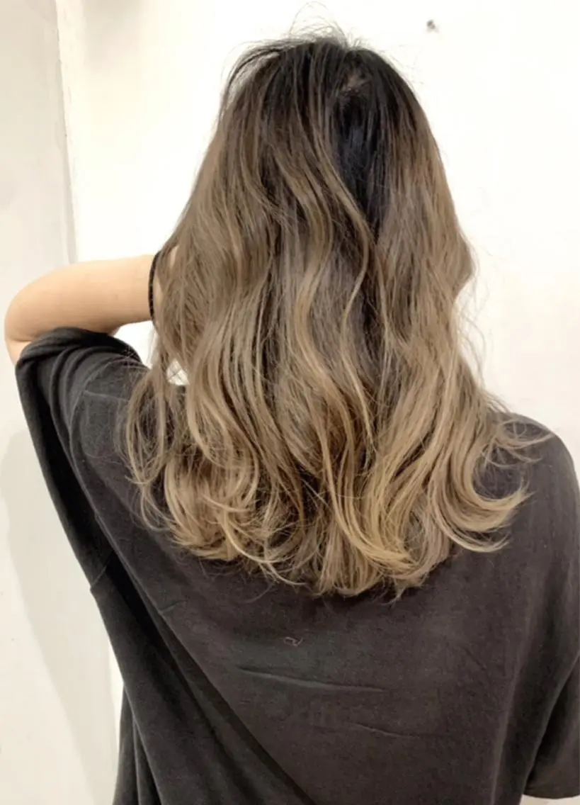 セミロング カラー アッシュ バレイヤージュ ブリーチ デザインカラー グレージュ ヘアカラー 京都大人女性ショート 徒歩1分/秋山のヘアスタイル