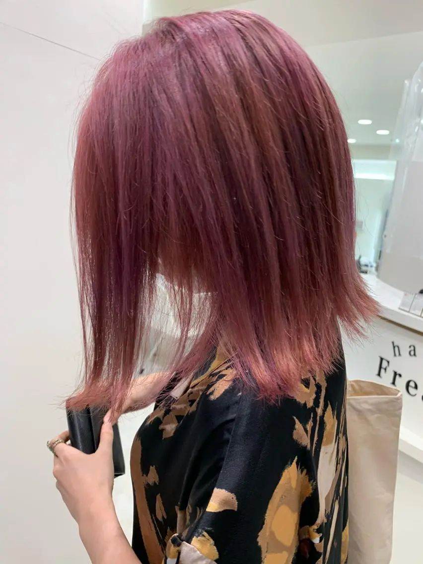 セミロング カラー ブリーチ カシス ピンクカラー 山森 大地のヘアスタイル