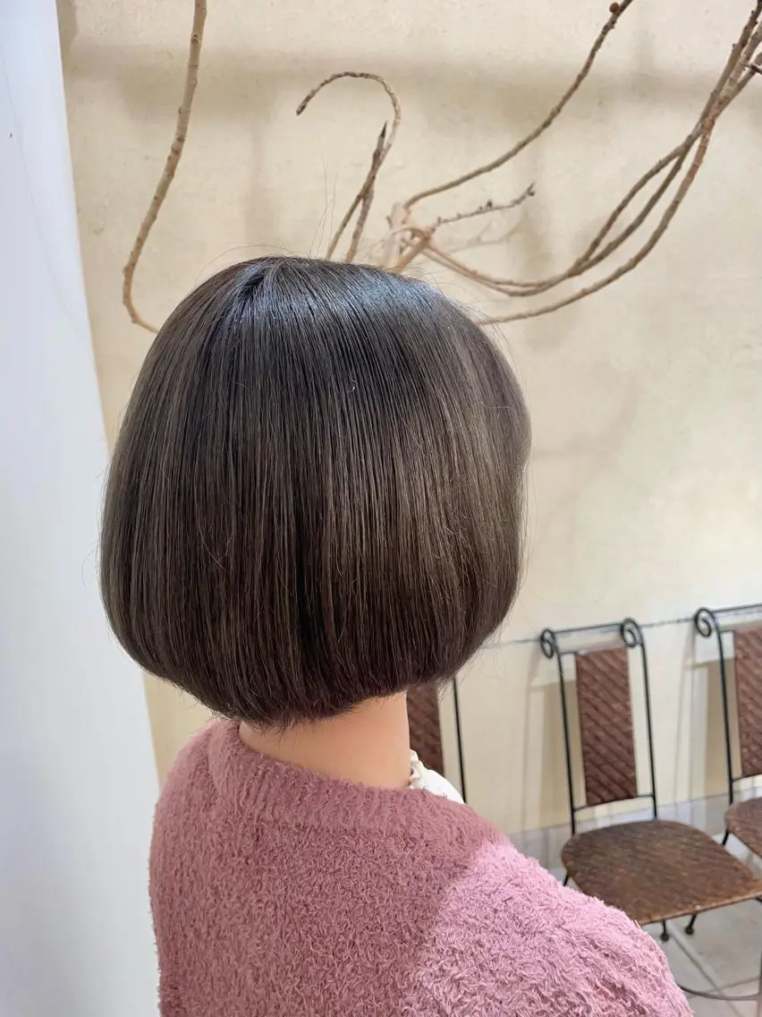 ショート カラー ベージュカラー シルバー シルバーベージュ 塩谷 雪花のヘアスタイル