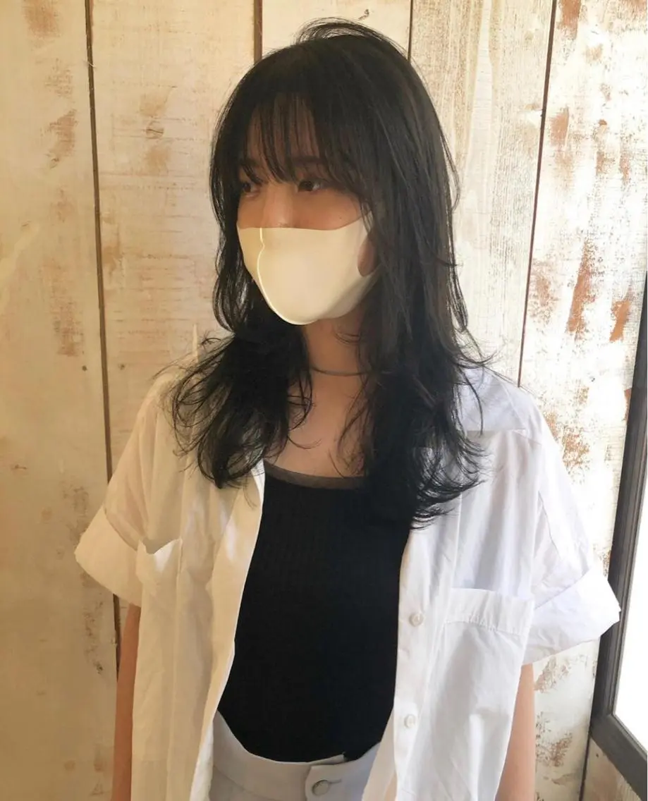 ミディアム 鷺谷 玲奈のヘアスタイル
