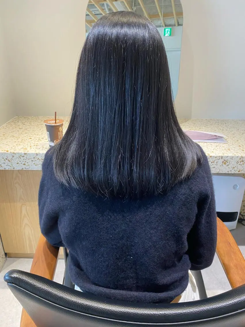 セミロング カラー ブルーカラー ブルーグレー ハイライトカラー ハイライト カット ヘアカラー three.大手前 田井 綾乃のヘアスタイル
