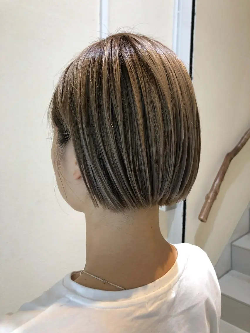 ショート カラー ベージュカラー ブリーチ ハイトーンカラー ボブ ショートヘア 綿貫 美香のヘアスタイル