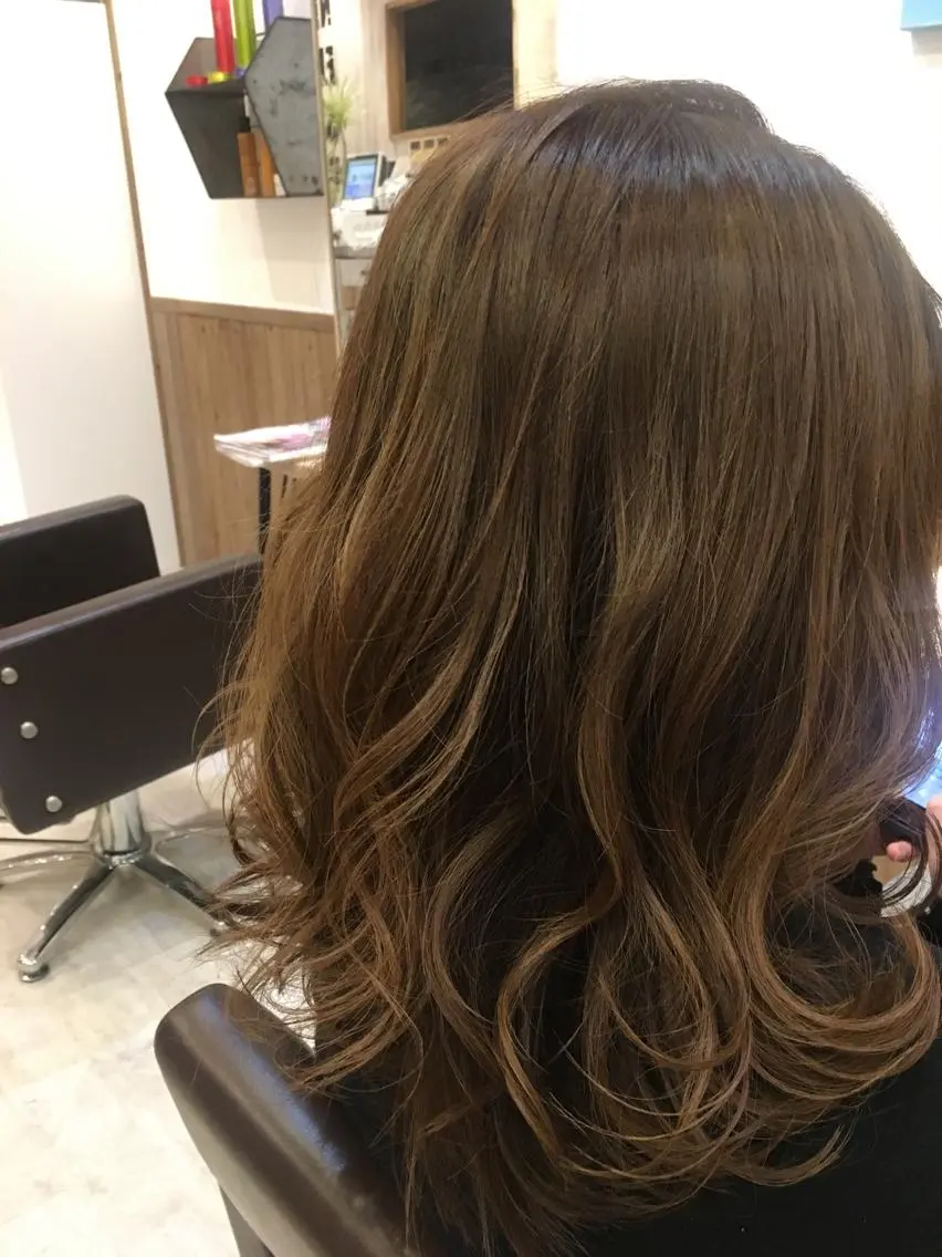 セミロング カラー アッシュ ベージュカラー ハイライトカラー ハイライト 土屋 ゆうこのヘアスタイル