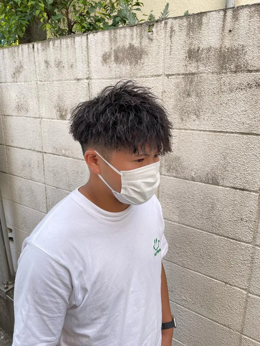 ショート カラー パーマ ヘアアレンジ メンズ アイブロウ センターパート マッシュウルフ マッシュ メンズパーマ メンズツイストパーマ カット パーマ トリートメント ヘッドスパ ヘアセット スパイキー/フェザー /波巻き/かいとのヘアスタイル