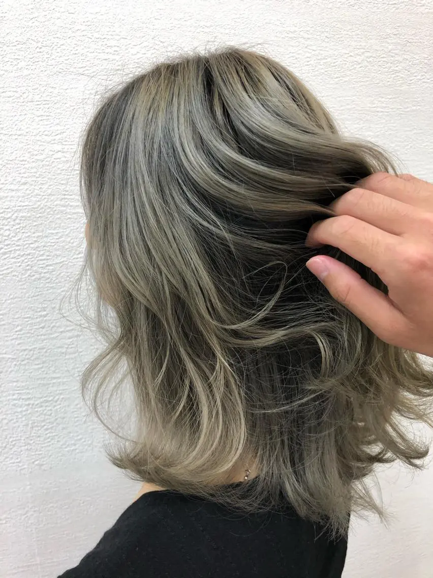 ミディアム カラー バレイヤージュ ブリーチ レイヤーカット ヘアカラー 渕向 克海のヘアスタイル