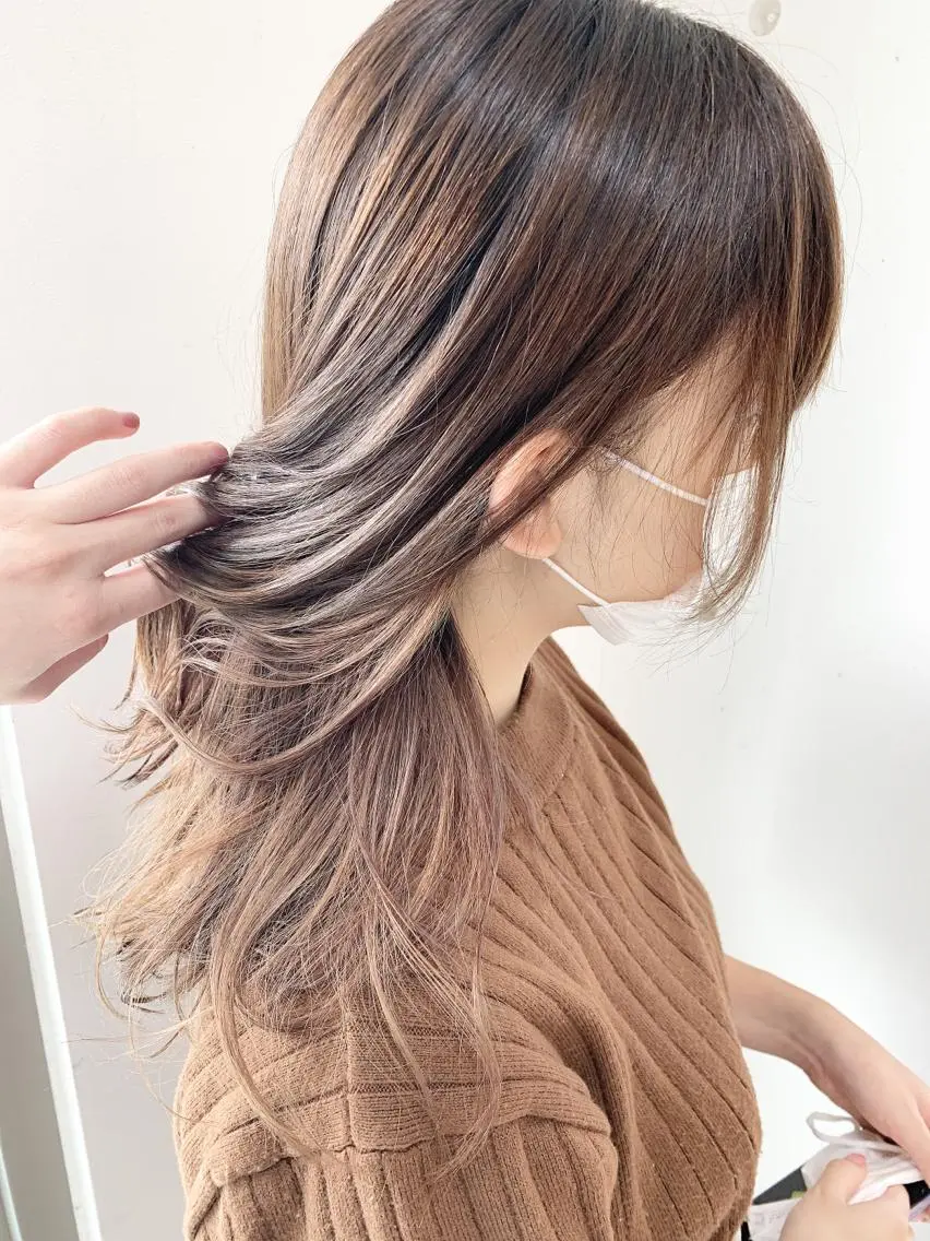 セミロング カラー パーマ ブリーチ 白髪ぼかしハイライト 柳川拓哉のヘアスタイル