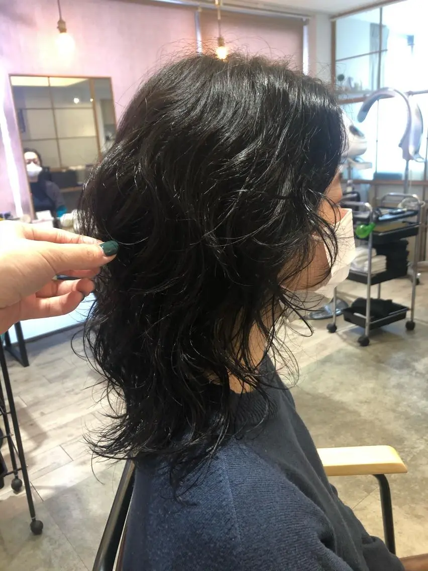 ミディアム カラー ミディアムパーマ 黒髪 ブルーカラー ブルーブラック カット ヘアカラー 奥野 紗弓のヘアスタイル