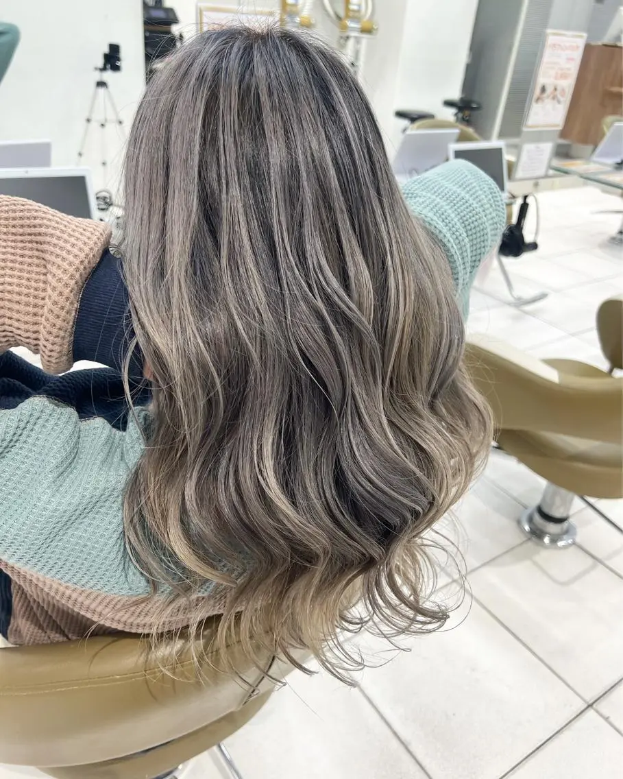 ロング カラー アッシュ ベージュカラー バレイヤージュ& 高発色カラー/市川のヘアスタイル