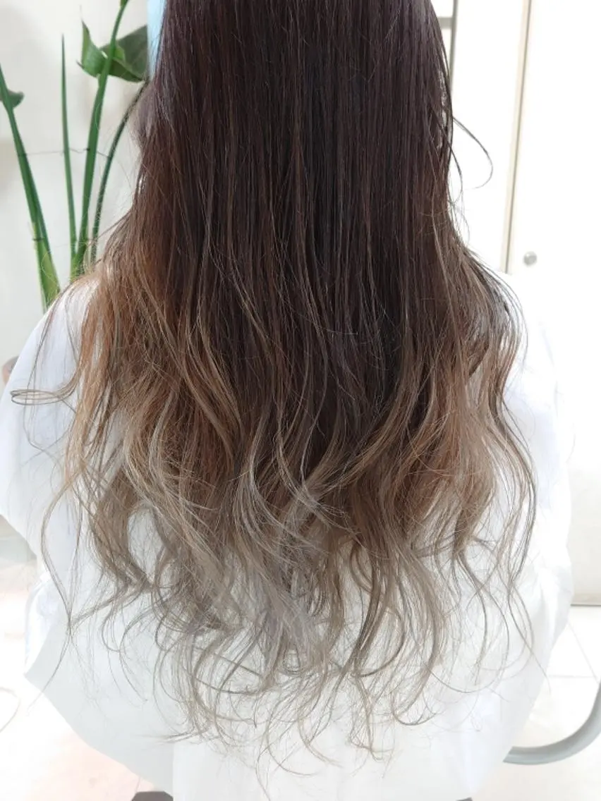 ロング カラー ベージュカラー シルバー シルバーベージュ カット ヘアカラー トリートメント nagane sayakaのヘアスタイル