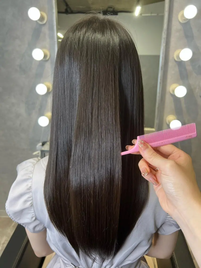ロング カラー ヘアアレンジ ベージュカラー ブリーチ ダブルカラー ミルクティーベージュ ヨシンモリ hiiko顔まわり カットのヘアスタイル