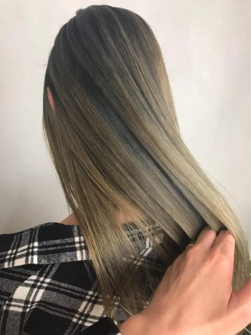 ロング カラー アッシュ アッシュグレー バレイヤージュ ブリーチ ケアブリーチ カット ヘアカラー BROCANTE立川 karasawa.nのヘアスタイル