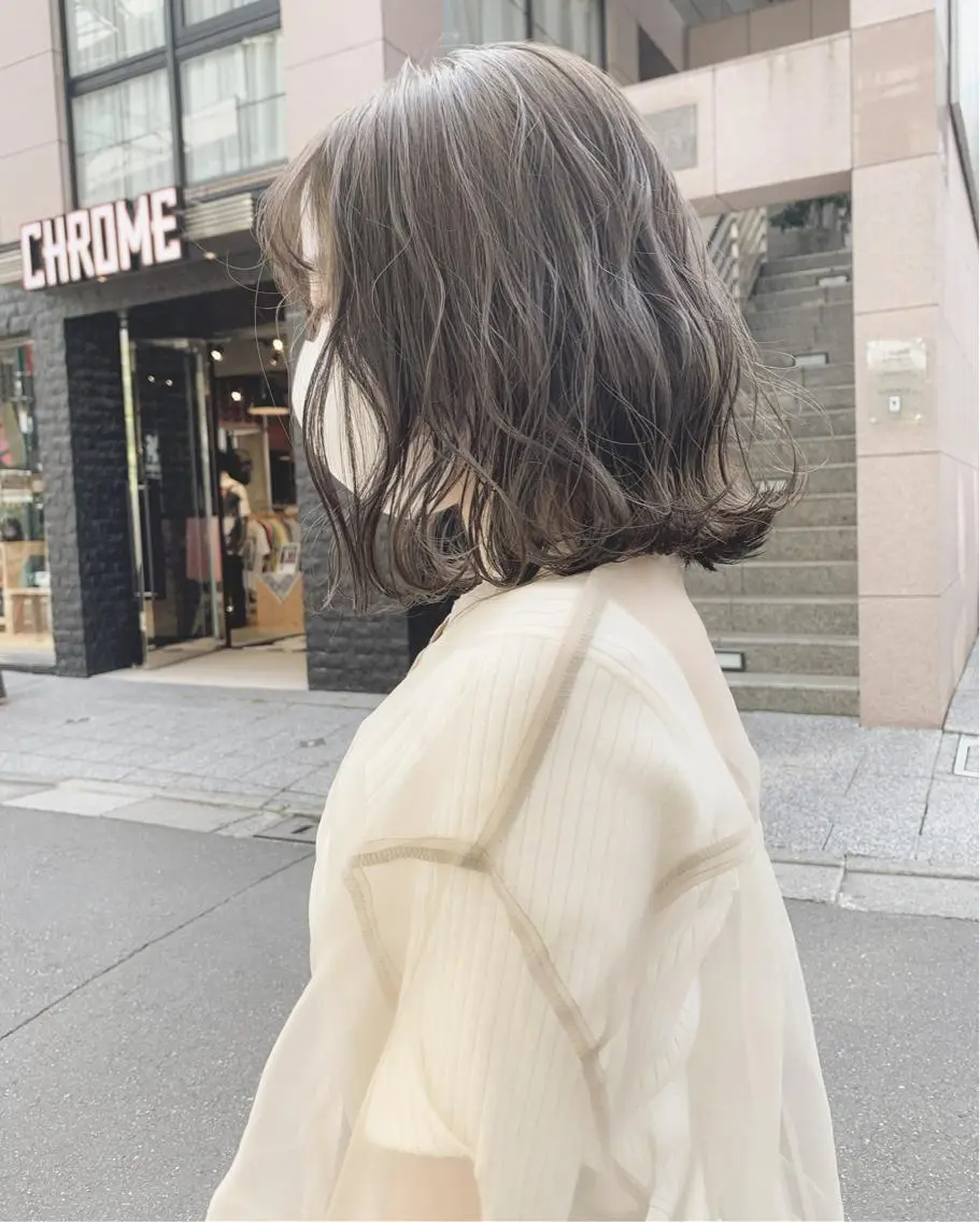 ミディアム カラー ハイトーンボブ 前田 表参道　グレージュのヘアスタイル