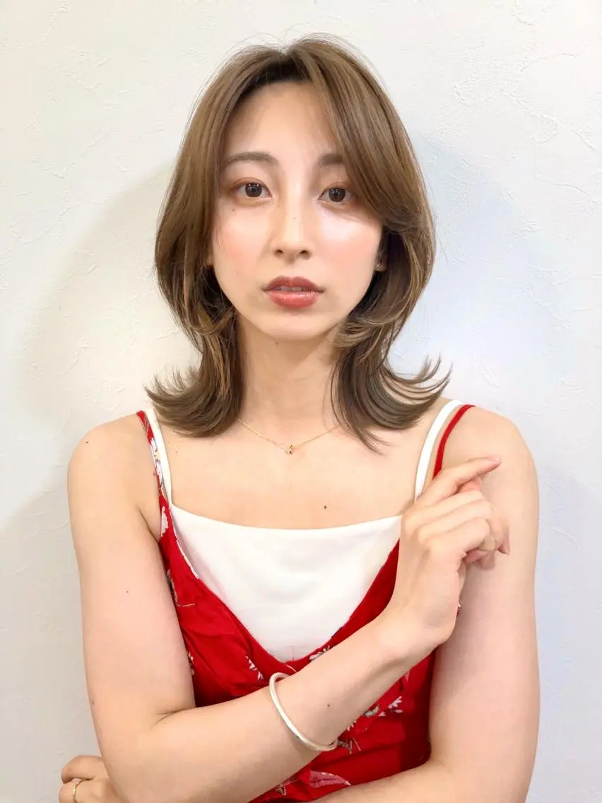 ミディアム カラー くびれヘア 顔周りカット カット ヘアカラー トリートメント トレンドヘア🌿 chinariのヘアスタイル