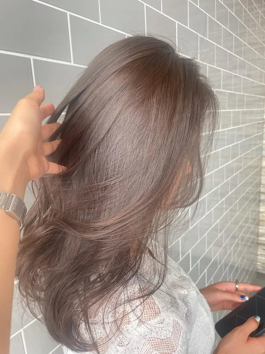 セミロング うる艶ヘア💐 艶ハイトーン💐彩夏のヘアスタイル