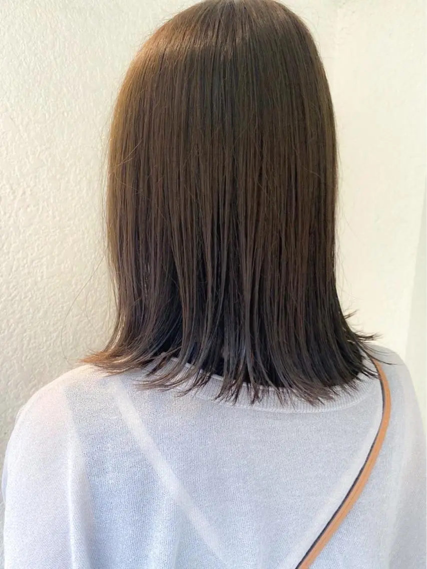 ミディアム カラー ベージュカラー オリーブベージュ 切りっぱなしロブ カット ヘッドスパ COLO✨️ 白川綺香のヘアスタイル