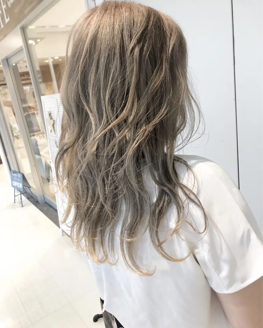 セミロング カラー ベージュカラー ブリーチ シルバー シルバーベージュ ヘアカラー トリートメント ブリーチカラーレイヤ ーカット🦋annaのヘアスタイル
