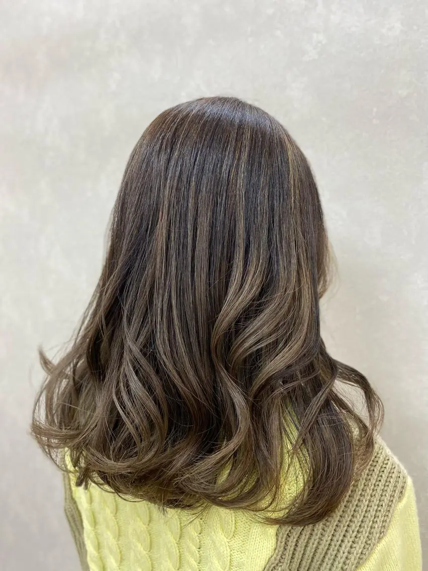 セミロング カラー グレージュ 宮﨑 舞のヘアスタイル
