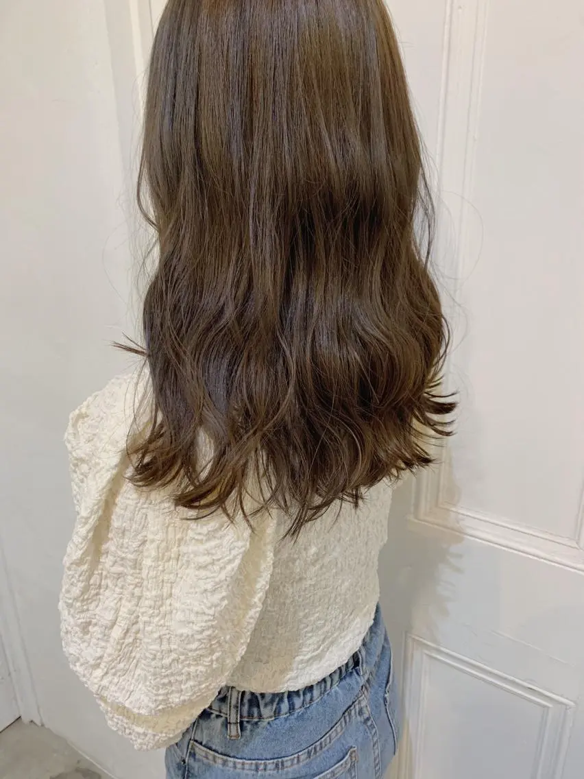 ロング カラー wakana/ 柔らかベージュカラーのヘアスタイル