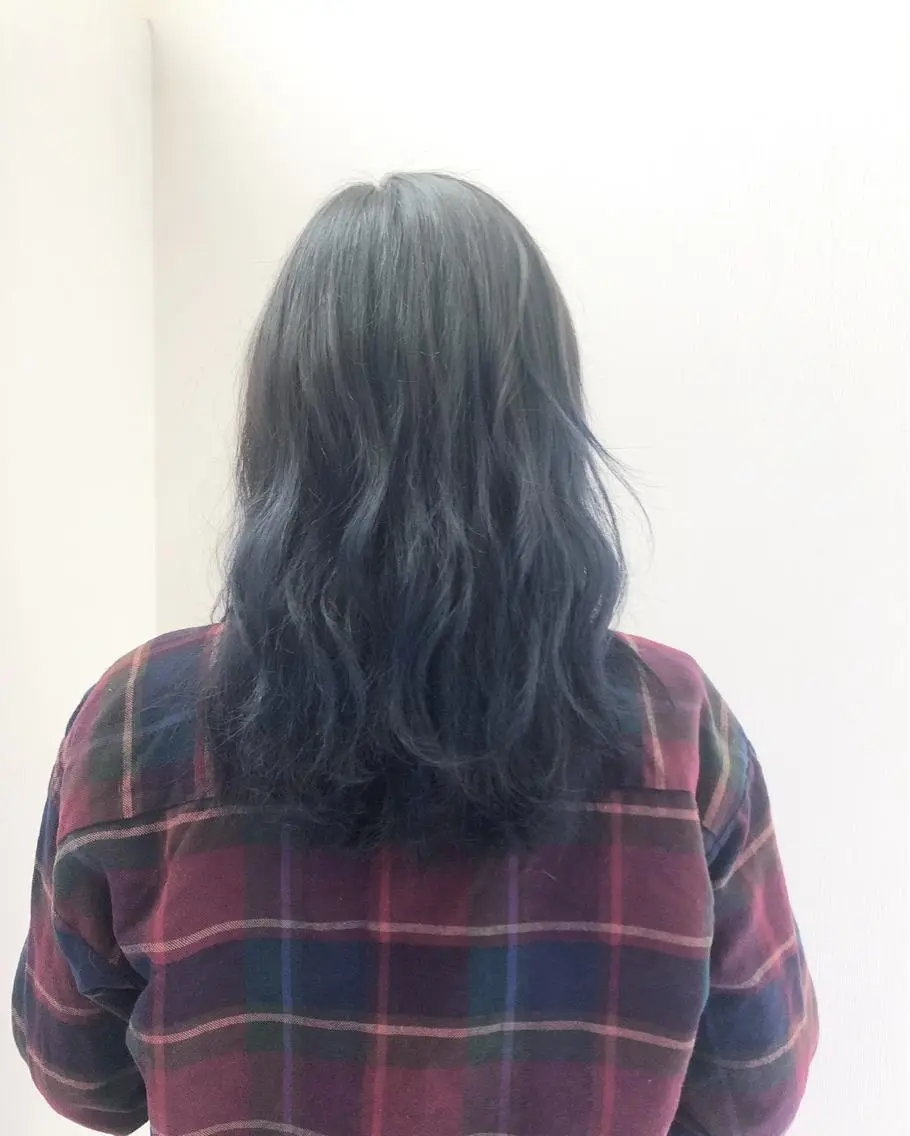 セミロング カラー グラデーションカラー ネイビーカラー 白井 つづりのヘアスタイル