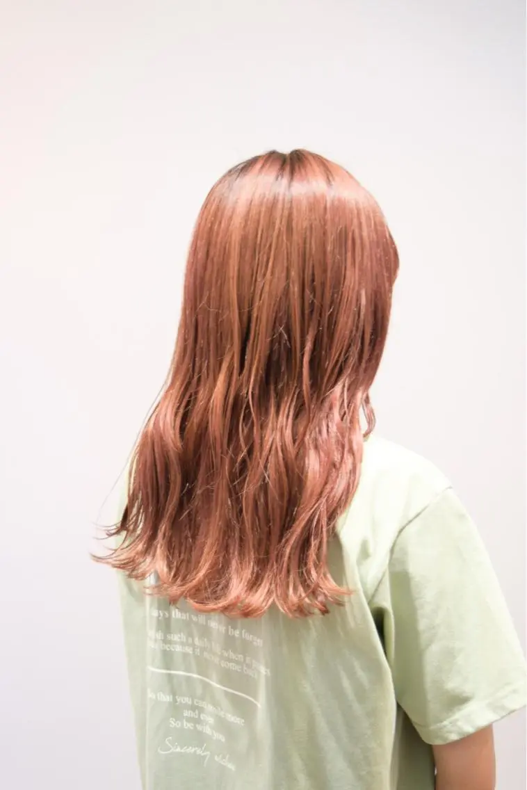 セミロング カラー ブリーチ ピンクカラー ワタナベ テルマサのヘアスタイル