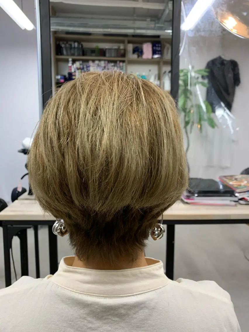 ミディアム カラー ベージュカラー ブリーチ 中村 靖彬のヘアスタイル