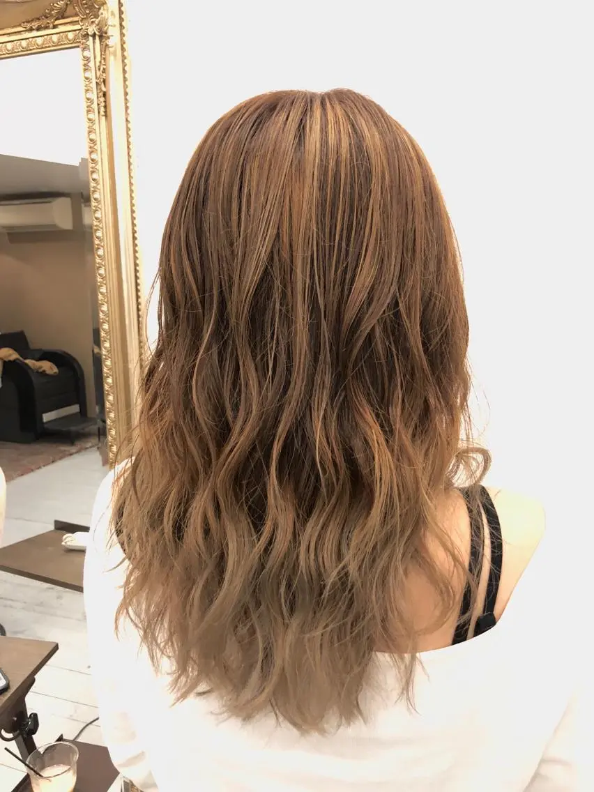 セミロング カラー バレイヤージュ ハイライトカラー ハイライト レイヤーカット ヘアカラー トリートメント 💓シールエクステ ルミエールのヘアスタイル