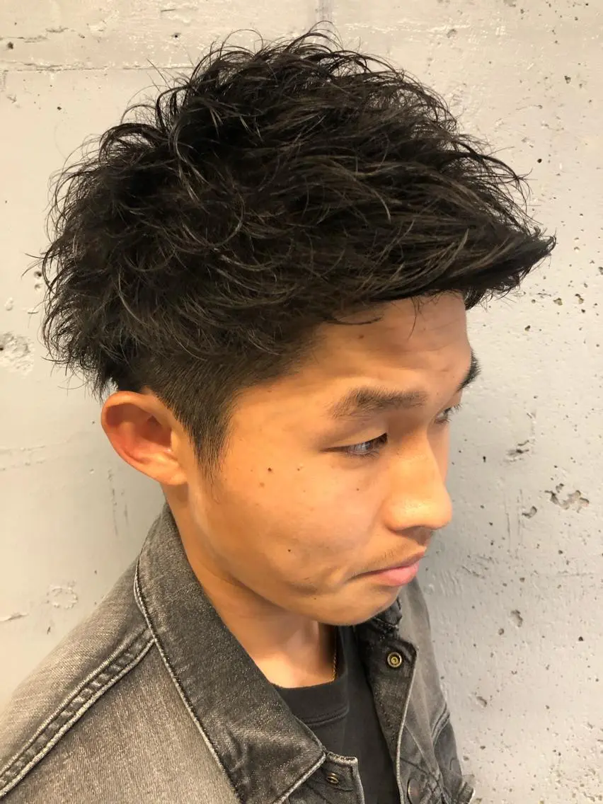 パーマ メンズ メンズパーマ 顔まわりレイヤー デザインカットのヘアスタイル