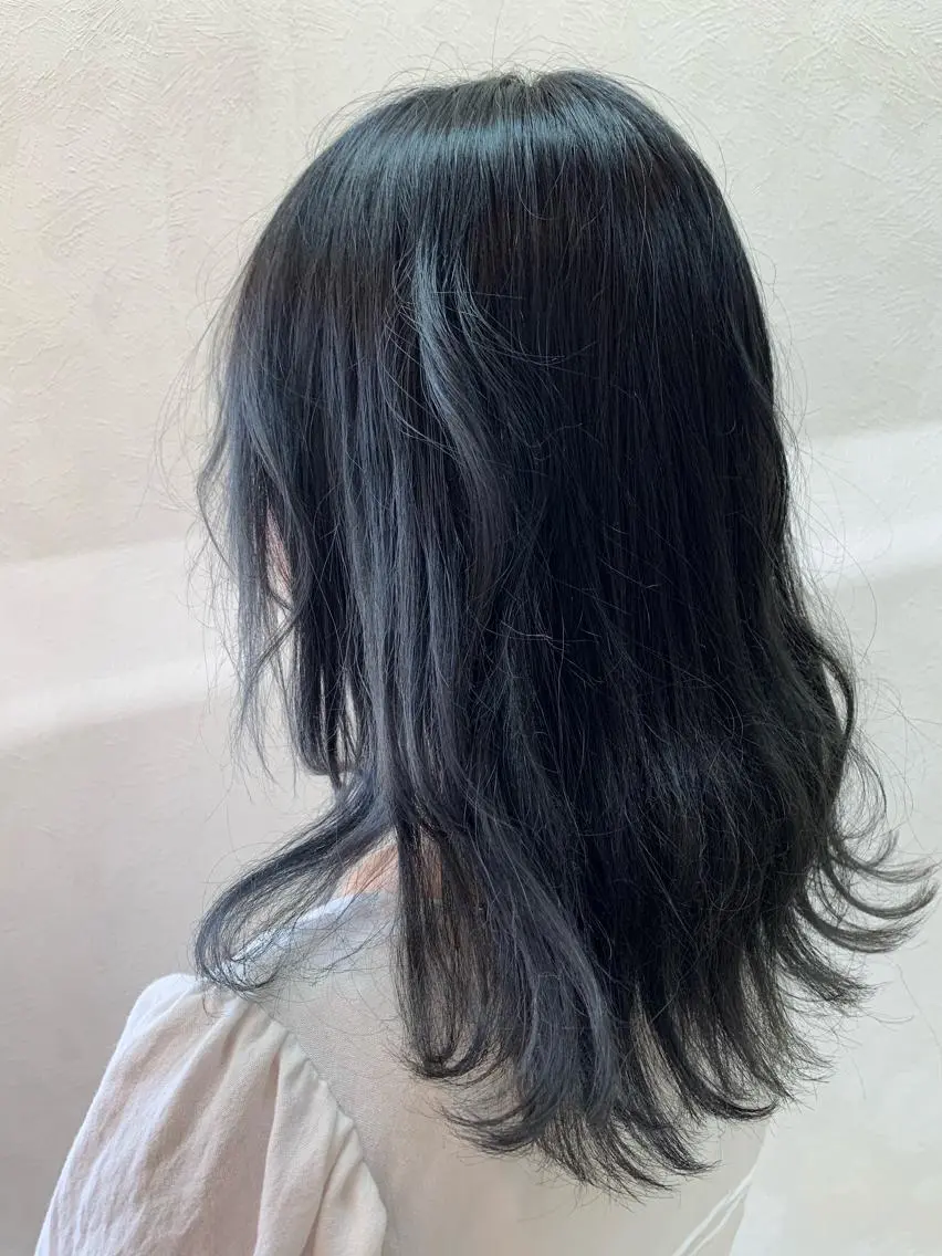 セミロング カラー 黒髪 ブルーカラー ブルーブラック ハイトーンカラー カット ヘアカラー トリートメント 加藤 産休につき８月末までのヘアスタイル