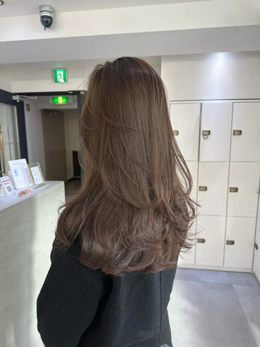 ロング トレンドレイヤー/ 透明感カラーのヘアスタイル