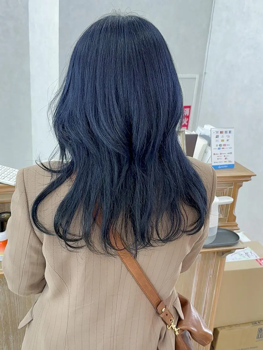 ミディアム カラー ブリーチ ブルーカラー ヒラ マツのヘアスタイル