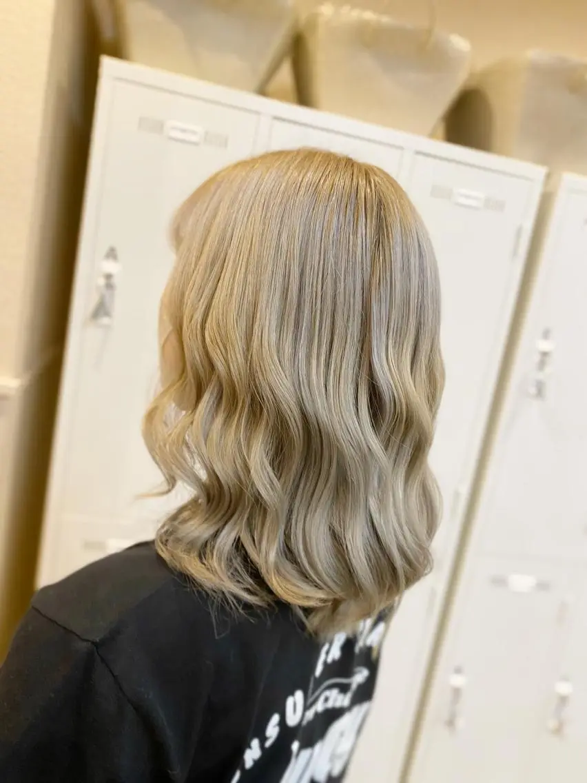 カラー ベージュカラー シルバー シルバーベージュ カット ヘアカラー トリートメント NUMBER 天王寺YUYAのヘアスタイル