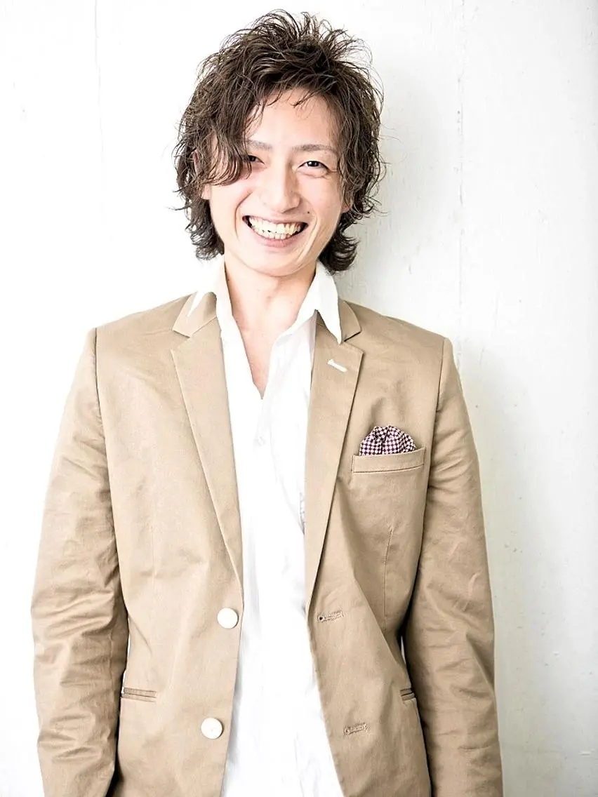 ショート カラー パーマ メンズ メンズパーマ 透明感カラー かきあげバング 小顔カット flencia 丸 和博｜カットのヘアスタイル