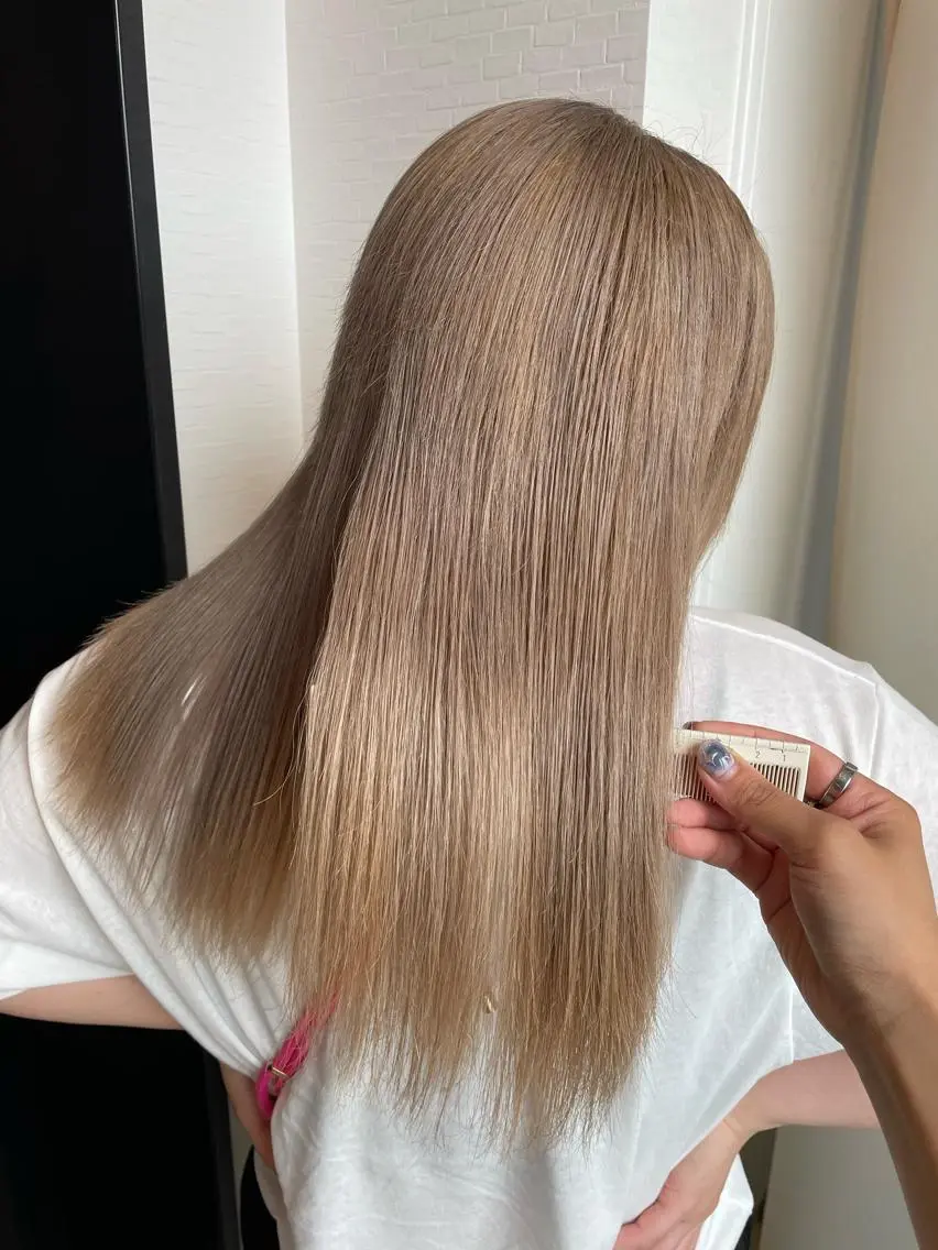 ロング カラー ブロンド ホワイトブロンド ヘアカラー YUI/ ブリーチカラー🌷のヘアスタイル