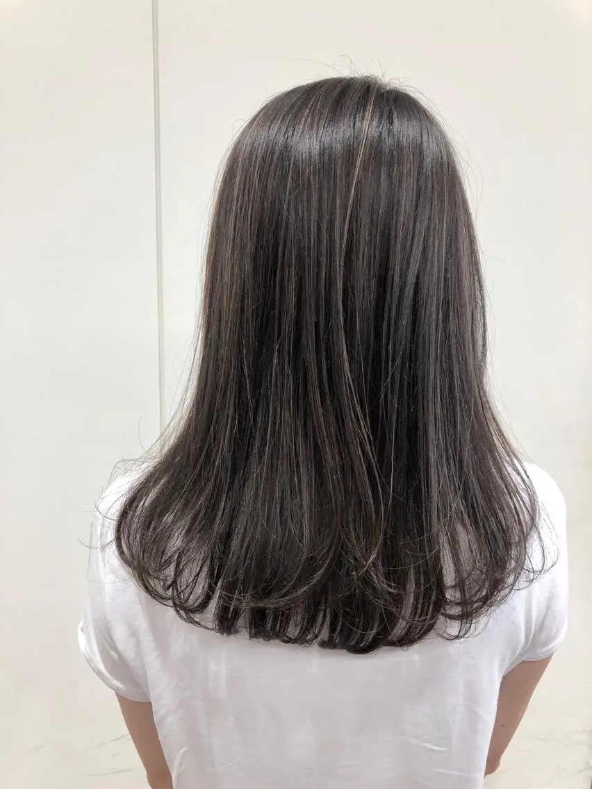 セミロング カラー グレージュ ハイライトカラー ハイライト ケアブリーチ 坪井佑樹のヘアスタイル