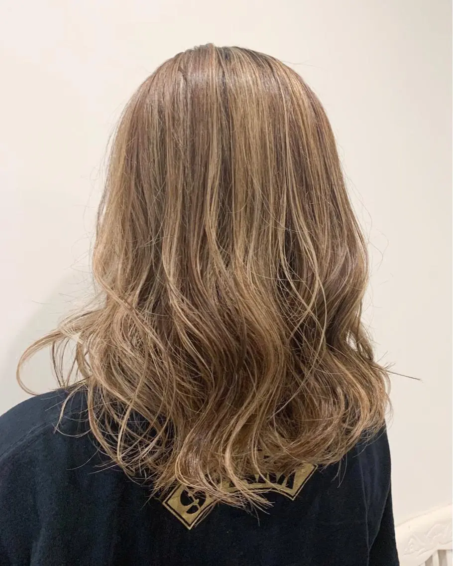 セミロング カラー 谷 なづきのヘアスタイル